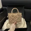 Bolso bandolera y de hombro versátil retro europeo y americano de moda para mujer, con un toque de lujo ligero, viene con un colgante, bolso de mano, bolso Boston para mujer