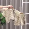 Conjunto de Verano 2026 Nuevo, Elegante y de Moda para Niños Pequeños y Niños Pequeños, Conjunto de Dos Piezas de Manga Corta y Shorts de Verano para Bebé Niño, Moderno