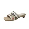 Sandalias de Tira Única Estilo Pequeño Aroma Temperamento Estilo Nuevo Hebilla de Cuero Tacón Medio Cómodas Versátiles Sensación de Alta Gama Sandalias de Tacón Grueso