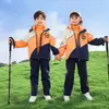 Chamarra de Otoño e Invierno para Jardín de Niños con Terciopelo Uniforme Escolar Ropa para Niños Nueva Sombrero Desmontable Traje Deportivo para Estudiantes de Primaria y Secundaria