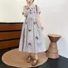 Vestido de Verão 2026 Estilo Japonês Bordado Floral Cintura Marcada Algodão Linho Solto Emagrecedor Comprimento Médio Vestido Evasê