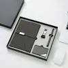 Set de regalo empresarial: cuaderno, tarjetero, llavero y bloc de notas de clip con logo impreso en una caja de regalo de cuatro piezas
