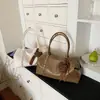 Bolsa casual de outono de grande capacidade para mulheres, novo modelo 2026, bolsa transversal leve e simples, bolsa tote texturizada para o dia a dia