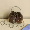 Bolso pequeño súper popular para mujer, nuevo bolso de hombro vintage de gamuza otoño 2026, bolso cruzado tipo cubo con cadena