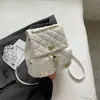 Bolsa Estilo Chanel Feminina 2023 Primavera e Verão Nova Mochila Romboidal Textura de Alto Padrão Bolsa para o Dia a Dia Mochila Simples com Corrente