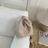 Bolsa Feminina Transfronteiriça Exquisita e Moderna Nova Primavera/Verão 2026 com Toque de Luxo, Bolsa de Mão Fashion, Bolsa de Bolinho