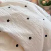Conjunto de quatro peças de gaze dupla camada fofa de alto peso com bolinhas de desenho animado fofas, lençol e capa de edredom para dormitório estudantil