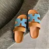 Novas sandálias de sola grossa de verão, tamanho grande, com design de tira única, coloridas em blocos, adequadas para uso ao ar livre, sapatos femininos casuais, versáteis