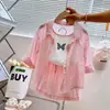 Ropa Nueva de Verano para Niñas 2026: Camisa Protectora Solar de Manga Larga con Lentejuelas + Chaleco de Mariposa + Pantalones Cortos Conjunto de Tres Piezas para Bebé Niña