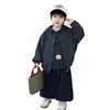Conjunto de tres piezas para niño de otoño: chaqueta a rayas con capucha y pantalones de pierna ancha, nuevo estilo 2026, atuendo infantil holgado y casual