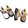 Sapatos de pelúcia felpudos para o Inverno de 2026 com solas plataforma, estilo britânico retrô versátil, mocassins inspirados em Chanel, sapatos de algodão femininos que aumentam a altura