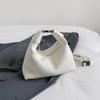Bolso plisado portátil de nicho para mujer, otoño e invierno 2023, nuevo bolso retro de moda para axilas, bolso bandolera con bandolera a juego.