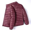 Invierno 2026 Nuevo Ligero Corto Moda Casual de Hombre Chaqueta de Algodón Rellena de Plumón Corte Delgado Cálida con Capucha Elegante Ropa de Abrigo