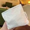 Bolsa Cosmética Cuadrada de Nicho con Relieve Bordado Bolsa Portátil Bolsa Interior Mediana Bolsa de Almacenamiento para Productos de Cuidado de la Piel Bolsa para Retoques Bolsa Menstrual