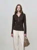 Outono de 2026 Novo Estilo Coreano Minimalista Gola V Botões Slim Fit Cor Sólida Versátil Elegante Top Feminino 25712