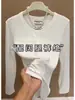 Camiseta de manga larga con cuello redondo estilo commuter para mujer, nueva colección de principios de otoño, diseño blanco con detalles de doble costura, corte ajustado y top versátil
