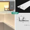 Tira de luz LED unilateral de 45 grados hacia arriba Tira de luz para techo suspendido colgada en el borde Luz lineal Sin ranurado Canaleta reflectante para lavado de techo