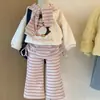 Conjunto de Moletom Forrado com Lã para Meninas com Xale para o Inverno, Conjunto de 25 Peças para Bebê Menina com Cachecol, Blusa Listrada e Calça Flare Conjunto de Duas Peças