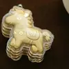 Hazte Rico Inmediatamente, Llavero de Oro Puro, Colgante de Pony Dorado del Zodiaco de Dibujos Animados, Colgante Versátil y Lindo Regalo para Parejas