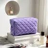 Nueva Bolsa de Maquillaje de Felpa Transfronteriza, Bolsa de Almacenamiento Cosmético Fresca y Elegante Acolchada de Alto Valor, Tela de Felpa Portátil al por Mayor