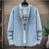 Camisa de mezclilla de color liso estilo japonés con manga larga para hombres y mujeres, moderna y simple, chaqueta casual holgada para primavera y otoño