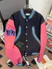 Chaqueta de Lana Casual con Parche Bordado de Retazos en Manga Rosa Estilo Callejero para Hombre Atractiva de Moda Chaqueta de Béisbol Deportiva Americana para Pareja