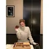¡La "Línea de Relajación Chica Blanca" de Ouyang es tan Suave y Acogedora con una Sensación de Terciopelo! Es un Abrigo Cálido y Ecológico de Lana de Cordero Sintética para Invierno