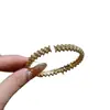 Elegante y exquisito brazalete abierto con tachuelas doradas, moda de lujo ligero, pulsera versátil y elegante para mujer