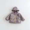 Chaqueta de marca para niño 2026 nuevo estilo otoño, abrigo con capucha de bloques de color para bebé niño, top infantil zqw6430