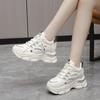 Sapatos Femininos 2025 Novo Aumento de Altura Primavera e Outono Versátil Sapatos Brancos Couro Macio Aumento de Altura Esportivo Solado Grosso Casual Sapatos de Pai para Mulheres