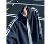 Chaqueta cárdigan azul oscuro de tres rayas para hombre primavera y otoño cleanfit cuello alto chaqueta de béisbol sudadera con capucha de retazos a rayas