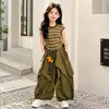 Conjunto Macacão Estilo Coreano para Meninas Verão 2026 Crianças Médias e Grandes Meninas Camiseta Listrada Sem Manga Calça Pantalona Conjunto de Duas Peças Tendência
