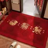 Capacho de pelo em laço vermelho para o Ano do Carneiro, trazendo boa sorte para sua casa. Este tapete durável, resistente a manchas e fácil de limpar é perfeito para a entrada, oferecendo excelente remoção de poeira e propriedades antiderrapantes.