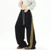 Calça Jogger Esportiva Pesada com Bainha Curva e Três Listras para Homens, Marca da Moda, Temporada de Primavera, Caimento Solto, Calça Longa Casual de Perna Larga com Caimento Fluido