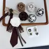 Broche Flor de Laço Marrom Café Estilo College Britânico Retrô Coreano Acessório Versátil para Casaco Outono e Inverno Ornamento de Peito