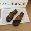Sandalias planas de moda sin cordones con punta redonda para mujer, chanclas tipo flip-flop con suela gruesa plisada para la playa, verano 2026