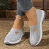 Temu Zapatos Casuales Cómodos de Moda Talla Grande Calzado de Malla Tejido Volador Hueco Transpirable Zapato para Mamá sin Cordones de Comercio Exterior Transfronterizo
