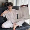 Pijama de Verano para Niños Conjunto de Tres Piezas Ropa de Casa de Manga Corta de Seda Helada para Jóvenes Niños Nuevo Estilo de Verano 2026