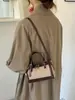 Bolso Retro de Gama Alta para Mujer 2026 Nuevo Bolso Cubo Lujo Ligero Colgante Bolso de Hombro Único Versátil para Viajar Bolso Cruzado Comercio Exterior