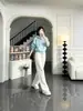 Conjunto casual y deportivo de dos piezas para mujer en otoño: una sudadera con capucha de estilo relajado y pantalones de pierna ancha, diseñados para estilizar y rejuvenecer