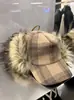 Chapéu de Pelúcia Xadrez com Proteção para Orelhas Estilo Ning Yizhuo para Mulheres no Outono e Inverno, Boné de Baseball Versátil e Fashionável, Pequeno Chapéu de Pato Quente que Valoriza o Rosto