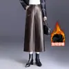 Pantalones de cuero cortos gruesos forrados de polar para mujer, nuevo estilo otoño e invierno 2026, pantalones rectos de pierna ancha estrechos de cintura alta adelgazantes para mujer