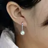 Brincos de Argola Elegantes de Prata com Fecho de Gancho para Mulheres, Brincos Esculpidos com Pérola de Concha de Vidro, Atacado do Fabricante
