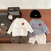 Ropa de punto gruesa para bebé de otoño e invierno, nueva, estilo rojo para bebé, bordado de corazón, ropa versátil, ropa de invierno