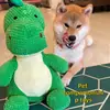 Juguete de peluche chirriante para perro. Juguete suave de dinosaurio duradero y resistente a la masticación para perros medianos a grandes para mantenerlos entretenidos, aliviar el aburrimiento y quemar energía.