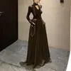Outono 2026 Novo Conjunto Feminino de Roupa: Top Camiseta Lisa Estilo Hepburn Francês + Saia Longa de Bolinhas Camada Base