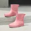 Zapatos de lluvia de moda de caña corta transfronterizos para mujer, para usar en exteriores, zapatos de agua Joker, suela blanda, botas cómodas, antideslizantes, zapatos de goma para cocina, Dama