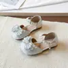 Zapatos de Cristal de Moda para Niñas 2026 Verano Nuevo Estilo Sandalias de Suela Suave Cerradas en la Punta Lazo Dulce de Perlas Zapatos Individuales Versátiles