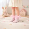 Venta Directa de Fábrica Calcetines de Encaje con Pompón para Baile de Niñas Calcetines Cortos Nuevos Cómodos Calcetines Lindos para Bebé Múltiples Colores Disponibles