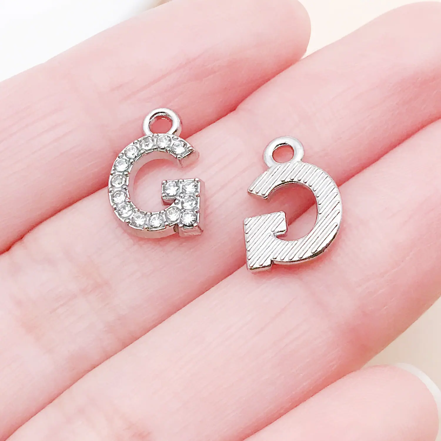 25745-G-HY2-白k锌合金点钻26字母-G-13x9